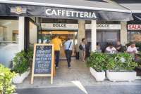 Bildet viser ei tavle med invitasjon til lunsj, utenfor en kafe i Tirrenia, en av badebyene i Toscana.