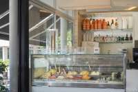 Bildet viser en disk med is på et av spisestedene i badebyen Tirrenia i Toscana.