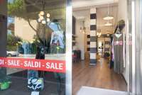 Bildet viser utstillingsvinduet og inngangsdøra til en klesbutikk i Tirrenia. På vinduet henger det rød plakat hvor det er skrevet saldi og sale som betyr salg.