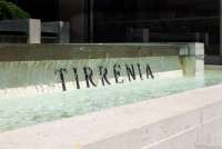 Bildet viser Tirrenia skrevet i en av fontenene i badebyen Tirrenia i Toscana.