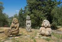 Bildet viser skulpturer som står ved P-plassen i Montemagno i Calci kommune. Kunstneren er Settimo Andreoni.