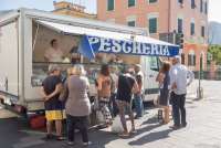 Bildet viser en fiskebil med kunder som venter på å bli ekspedert. Fra markedet i landsbyen Calci, ved Pisa.