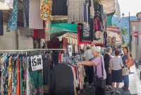 Bildet viser markedsbod som selger klær på markedet i landsbyen Calci, utenfor Pisa.