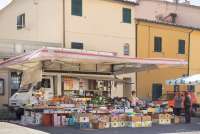 Bildet viser markedsbod med sko på markedet i Calci, ved Pisa.