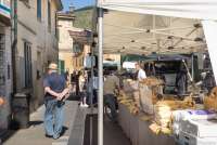 Bildet viser boden for brød og bakervarer på markedet i landsbyen Calci.
