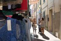 Bildet viser markedsbod som selger klær på markedet i landsbyen Calci, ved Pisa i Toscana.