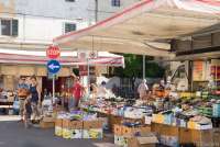 Bildet viser boder på markedet i Calci,  et kommunesenter like ved Pisa i Toscana.