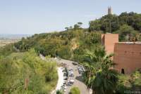 Bildet viser parkeringsplassen utenfor middelalderbyen San Miniato. Huset til høyre inneholder blant annet trapp og heis som fører direkte opp til sentrum. Inne i byen er det begrenset med P-plasser.