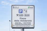 Bildet viser et parkeringsskilt på den store parkeringsplassen Piazza della Solidarietà i byen Pontedera. På skiltet står åpningstider, takster og at du må betale i cassa automatica/betalingsautomaten før du kjører ut.