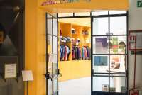 Bildet viser inngangsdøra til museumsbutikken i Piaggiomuseet i Pontedera. Piaggio produserer blant annet Vespa og ligger ved Pisa i Toscana.