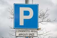 Bildet viser parkeringsskilt med teksten Tillat å parkere innenfor de oppmerkede feltene.