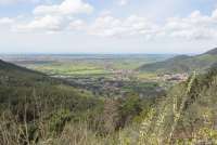 Bildet viser utsikt fra åssiden ovenfor Montemagno og Calci mot Pisa og Middelhavet. Bildet er tatt i april.