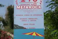 Bildet viser plakat, merket T76, som viser vei til fristranda Spiaggia Verruca i badebyen Tirrenia i Toscanairrenia. Skiltet står i Viale del Tirreno nr. 44 og 44 b. 