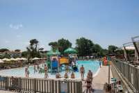 Bildet viser et av barnebassengene for de små på badelandet Sunlight Park i Tirrenia.