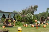 Bildet viser hagen til spisestedet som ligger ved bilettluka til badelandet Sunlight Park.