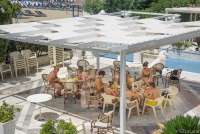 Bildet viser folk som spiser lunsj på en av restaurantene på en bagno.