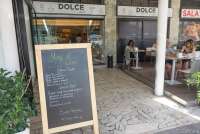 Bildet viser en meny skrevet på ei tavle som står utenfor et spisested i Tirrenia, en av badebyene i Toscana.