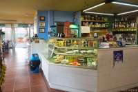 Bildet viser baren i spisestedet ved svømmehallen og tennisbanene i La Gabella, ved Calci og Pisa.