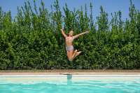 Bildet viser barn som bader i basseng i Toscana.