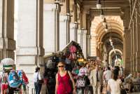 Bildet viser kvinne som går i en shoppinggate i Firenze. I Firenze, Toscana, Italia.