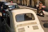 Bildet viser bakenden av en Cinquecento parkert i ei gate i Firenze. I Toscana i Italia.