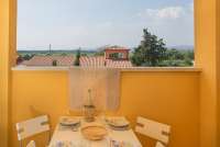 Bildet viser veranda i en av ferieleilighetene på residensen Vicino Mare i Toscana.