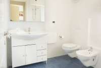 Bildet viser et av baderommene på Vicino Mare i gangavstand til strand og landsby.