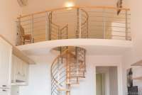 Bildet viser trapp til hems i en av leilighetene på Vicino Mare ved kysten i Toscana.