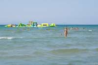 Bildet viser badeland i sjøen i Follonica ved Vicino Mare med ferieleiligheter sør i Toscana.