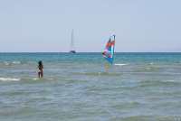 Bildet viser hav med seilbåter ved ferieleilighetene Vicino Mare ved badebyen Follonica i Toscana.