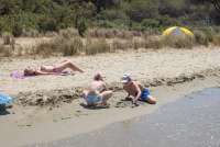 Bildet viser barn som leker på stranda ved ferieleilighetene på Vicino Mare i Toscana.