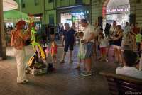 Bildet viser barn i handlegata i badebyen Follonica på kvelden.