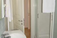 Bildet viser et av baderommene på Vicino Mare, gangavstand til strand og landsby.