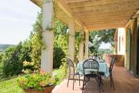 Uteplassen til ferieleiligheten Olivo i Toscana. Terrasse og grøntområde. Foto.