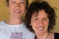 Foto av vertskapet Paola og Elisa. De vet alt om opplevelser for voksne og aktiviteter for barna i sitt område av Toscana.