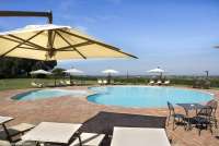 Svømmebassenget med eget barnebasseng på feriebostedet Volpaia. Perfekt for feiring en årsdag med storfamilien. Foto.