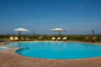 Fra bassengområdet er det flott utsikt utover landskapet i Toscana. Foto.