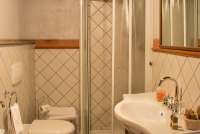 Du kan også leie et rom med bad. Foto av badet av høy kvalitet i Nocciolo. Perfekt for besteforeldre eller andre som ikke har bruk for kjøkken.