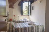 Bildet viser soverom med to enkeltsengeri leiligheten Geranio på feriebostedet Girasole, vingård med 10 leiligheter og gangavstand til landsby.