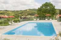 Bildet viser bassenget med utsyn mot dalen på feriebostedet Girasole, vingård med 10 leiligheter og gangavstand til landsby.