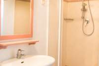 Bildet viser badet i leiligheten Biancospini på feriebostedet Girasole, vingård med 10 leiligheter og gangavstand til landsby.