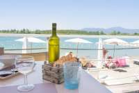 Bildet viser restaurant med utsikt til innsjø i Toscana nært Pisa.