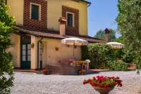 Bildet viser leiligheten Geranio og Rosa, på feriebostedet Girasole, vingård med 10 leiligheter og gangavstand til landsby.