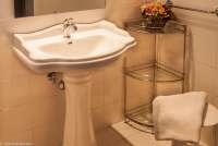 Bildet viser badet i leiligheten Margherita på feriebostedet Girasole, vingård med 10 leiligheter og gangavstand til landsby.