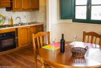 Bildet viser oppholdsrom med kjøkken og spisebord i leiligheten Margherita på feriebostedet Girasole, vingård med 10 leiligheter og gangavstand til landsby.