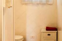 Bildet viser litt av badet i leiligheten Glicine på feriebostedet Girasole, vingård med 10 leiligheter og gangavstand til landsby.