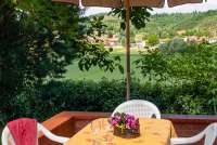 Bildet viser terrassen til leiligheten Glicine på feriebostedet Girasole, vingård med 10 leiligheter og gangavstand til landsby.