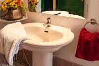 Bildet viser badet i leiligheten Melograno på feriebostedet Girasole, vingård med 10 leiligheter og gangavstand til landsby.