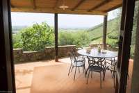 Bildet viser terrassen på Villa Pace og utsikten. Bildet er tatt fra kjøkkenet. Feriehus ved landsbyen Calci, ved Pisa.