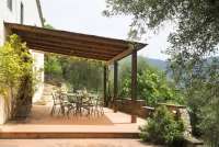 Bildet viser terrassen på Villa Pace, med utsyn mot fjellene Monte Pisani. Feriehus ved landsbyen Calci, ved Pisa.